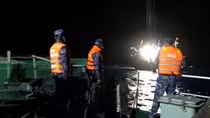 Cứu hộ 13 ngư dân cùng tàu cá trôi dạt trên vùng biển Trường Sa