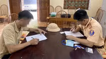 Xử phạt thầy dạy lái ô tô cản đường xe ưu tiên