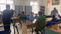Chúa sơn lâm bị xẻ da, ém đầu trong taxi đỗ cạnh sân bóng