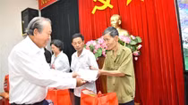 Thêm những phần quà ý nghĩa cho học sinh nghèo vượt khó, các hộ vùng biên giới