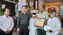 Truy tặng bằng khen đột xuất cho công dân dũng cảm lao vào đám cháy cứu người