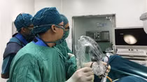 Rút ống thông tiểu "bị bỏ quên" 4 năm trong niệu quản cụ bà 80 tuổi