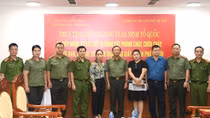 Bộ Công an tiếp nhận kỷ vật do gia đình 3 liệt sĩ Cảnh sát PCCC Công an quận Cầu Giấy hiến tặng