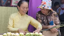 Nghệ nhân ưu tú Phan Thị Thuận: Dệt lụa từ tơ sen