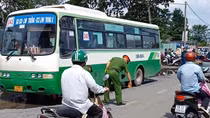 Tránh vũng nước mưa, 2 mẹ con gặp nạn khi từ bệnh viện về