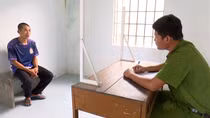 Bắt giam gã chồng hờ đánh đập vợ và con gái riêng của vợ
