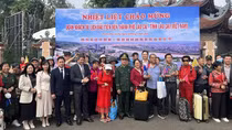 Đoàn du khách Trung Quốc đầu tiên nhập cảnh vào Việt Nam qua cửa khẩu quốc tế Lào Cai