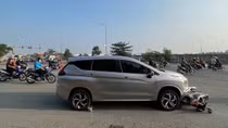Tài xế ô tô "ngáo đá" tông 3 xe gắn máy đang chờ đèn đỏ