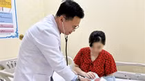 Đi khám thai định kỳ, bất ngờ sinh con trên xe hơi