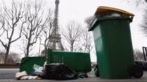 Nhân viên môi trường đình công, thành phố hoa lệ Paris ngập trong rác