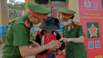 Tặng quà và hướng dẫn người dân cài đặt kích hoạt tài khoản định danh điện tử