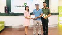 Công an phối hợp ngân hàng giúp người dân nhận lại 1,9 tỉ đồng chuyển nhầm