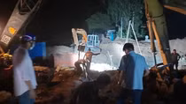Nỗ lực cứu bé trai 10 tuổi bị lọt vào trụ bê-tông sâu 35m
