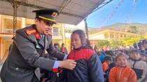 Học viện Chính trị CAND tổ chức chương trình "Áo ấm cho em" tại vùng cao Yên Bái