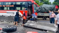 Tài xế xe khách lái ẩu, phụ xe và 3 hành khách bị thương