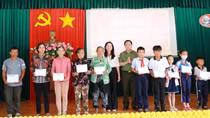 Báo CAND tặng quà cho gia đình chính sách, học sinh nghèo quê hương Đất Đỏ anh hùng
