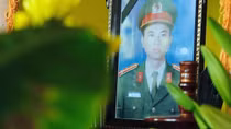 Máu đổ xuống, cầu vai thắm đỏ