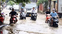 Một ngày sau mưa lớn, người dân Hà Nội vẫn chưa thoát ngập