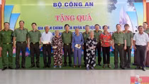 Đoàn công tác Bộ Công an tri ân các anh hùng, liệt sĩ An ninh khu V
