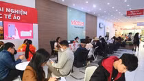 Người dân ùn ùn đến các điểm giao dịch để chuẩn hóa thuê bao trước giờ "G"