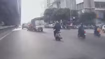 Tài xế xe tải tạt đầu, chèn ngã hai người đi xe máy rồi bỏ đi
