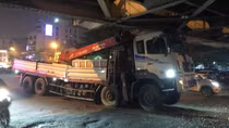 Xe cẩu đâm vào gầm cầu Long Biên rồi mắc kẹt, hai người bị thương