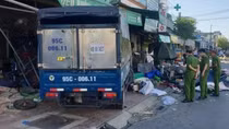 Xe tải mất lái tông thẳng vào nhà dân
