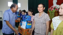 Đồng hành "Cùng ngư dân thắp sáng đèn trên biển"