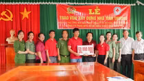 Công an Vĩnh Long trao tiền xây dựng nhà tình thương tặng hộ nghèo