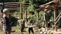 Công an xã giúp người dân khắc phục hậu quả bão lũ