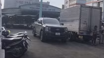 Phó giám đốc Trung tâm Văn hóa bị cách chức vì ném chất bẩn vào quầy hàng tiểu thương