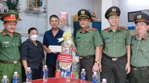 Ban giám đốc Công an TP Hồ Chí Minh thăm, tặng quà các gia đình chính sách