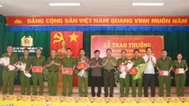 Khen thưởng Công an quận Dương Kinh phá nhanh vụ án giết người đặc biệt nghiêm trọng