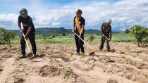 Giúp đồng bào vươn lên làm giàu