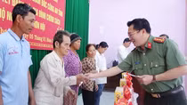 Giám đốc Công an An Giang tặng quà Tết bà con vùng biên giới