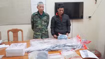Mang vật liệu nổ kèm đạn chì ra đường bị bắt
