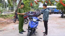 Công an trao trả xe máy cho người bị mất cắp