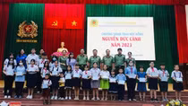 Công an TP Hồ Chí Minh tặng học bổng cho con CBCS khó khăn, hiếu học