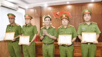 Công an tỉnh Cà Mau khen thưởng các cá nhân phá nhanh vụ giết người, cướp tài sản