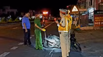 Đang đi bộ, người phụ nữ bị xe máy tông tử vong