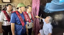 Lãnh đạo Thừa Thiên Huế thăm hỏi, tặng quà người dân vùng ngập lũ