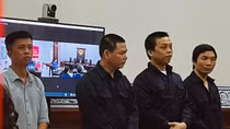Ba tên cướp dùng súng… cướp súng của người giao hàng
