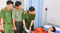 Công an TP Cần thơ thăm hỏi, hỗ trợ Đại úy Công an bị đứt lìa 2 chân khi bắt cát tặc