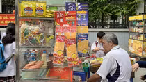 Hàng quán “vây” trước cổng trường, cẩn trọng ngộ độc thực phẩm