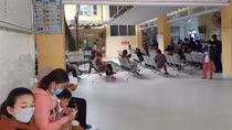 Hàng loạt đơn vị y tế công lập thu viện phí không đủ trả lương
