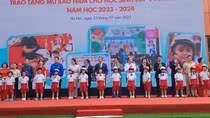 Uỷ ban ATGT Quốc gia trao tặng 2 triệu mũ bảo hiểm cho học sinh lớp 1