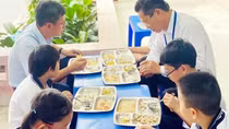 Phụ huynh lo ngại thực phẩm “bẩn” xâm nhập học đường