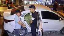 Gặp CSGT, xe con chở thuốc lá lậu bỏ chạy lao xuống rãnh cống