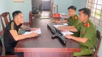 Tranh thủ già làng, người có uy tín phối hợp vận động, thu hồi vũ khí, vật liệu nổ
