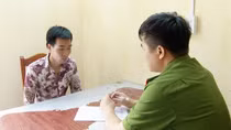 Bắt con nghiện trộm phụ kiện cột điện
